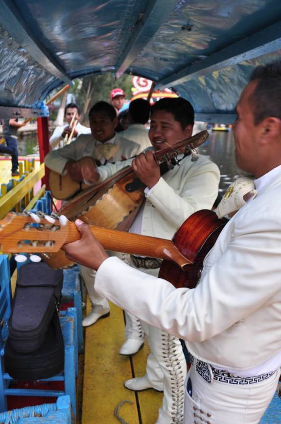 Mariachis animam a festa nas trajineras de Xochimilco, Cidade do México